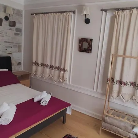 Mi Phokaia Guest house *